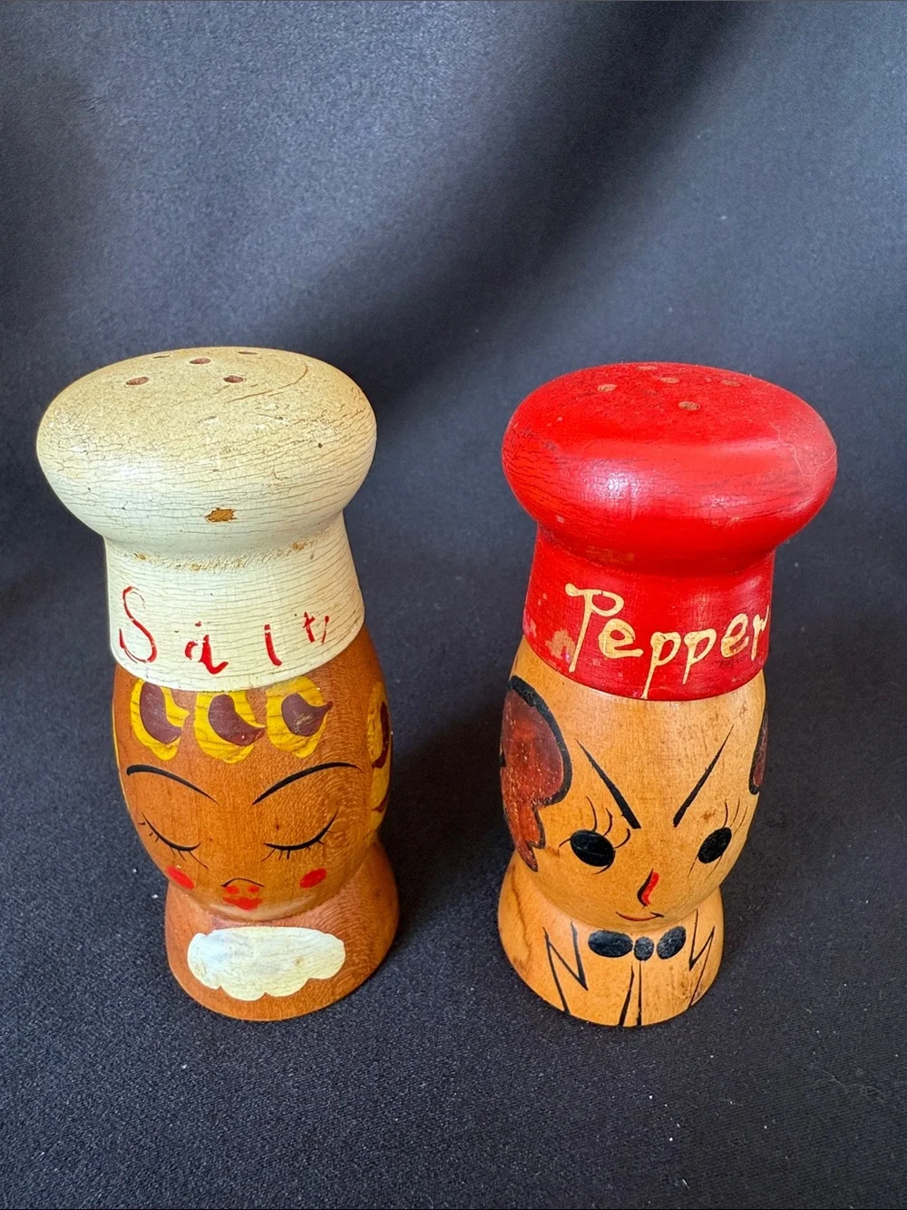 Vintage-Inspired Red Pepper and Cream Salt Wood Shakers Set made in Japan